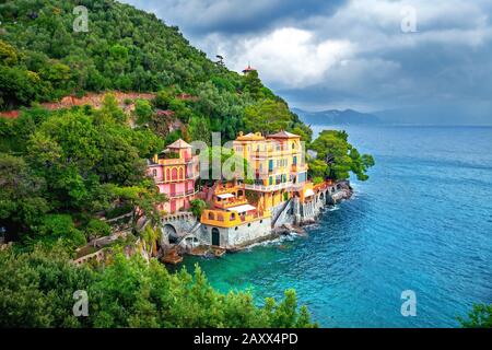 Vue pittoresque sur les villas balnéaires colorées avec baie turquoise, près de Portofino. Ligurie, Italie Banque D'Images