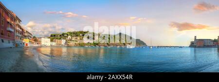 Vue panoramique sur la baie de Silence ( Baia del Silenzio). Port de mer et plage au coucher du soleil à Sestri Levante. Ligurie, Italie Banque D'Images