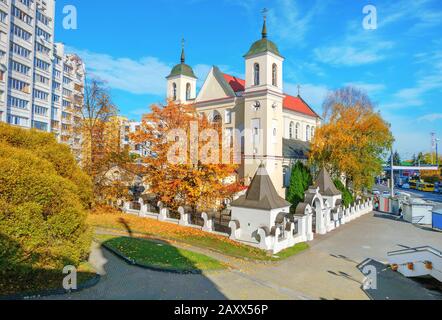 Église orthodoxe de St.Peter et Paul dans le quartier résidentiel. Minsk, Biélorussie Banque D'Images