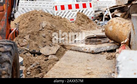 Réparation du collecteur de la ville sur la chaussée, remplacement de vieux puits usés et des blocs de béton. Banque D'Images