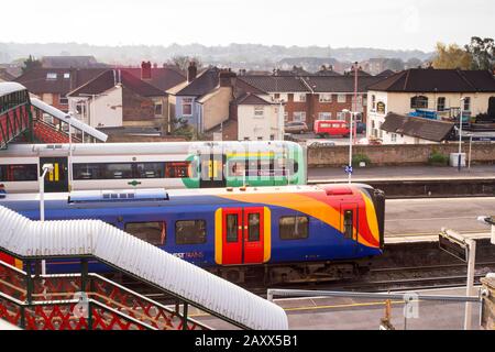 Un Train Sud-Ouest classe 450 Desiro et un train Electrostar de classe Sud 377 appellent la gare St Denys de Southampton. Avril 2016. Banque D'Images