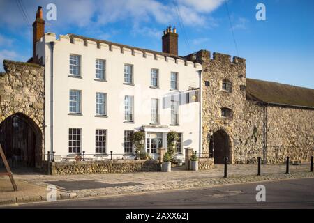 L'hôtel Pig in the Wall de Southampton occupe une maison géorgienne construite dans les murs de la ville médiévale contiguïté à la porte ouest Banque D'Images