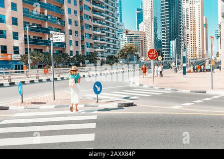 29 novembre 2019, Dubaï, Émirats arabes Unis : passage de zébra piétonnier dans la rue de la ville dans le quartier de Marina Banque D'Images