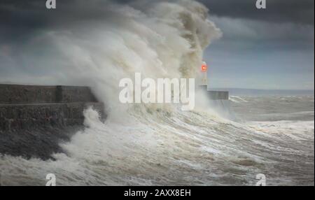 Storm Ciara frappe le phare de Porthcawl Banque D'Images