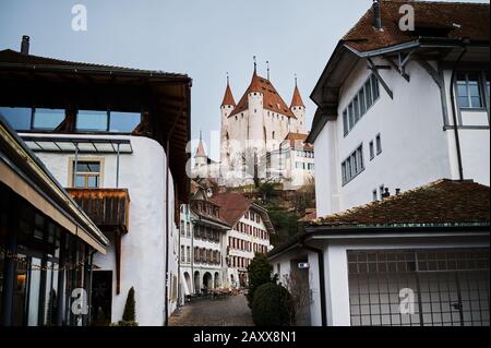 Le château de Thun est le bâtiment le plus dominant et le plus beau de Thun, Suisse Banque D'Images