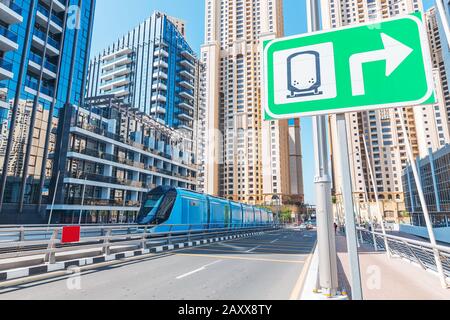 Tramway moderne en transport urbain dans le port de plaisance du centre-ville de Dubaï avec gratte-ciel Banque D'Images