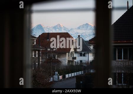 Vue depuis une fenêtre vers Eiger, Monch et Jungfrau. Thun, Suisse Banque D'Images