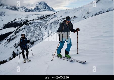 Deux skieurs de fond dans l'Oberland bernois en Suisse. Eiger North face est derrière eux. Banque D'Images