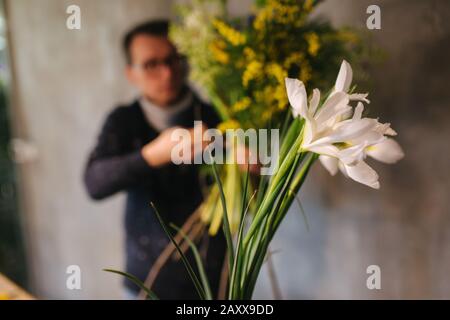 Fleuriste faire du bouquet pour des vacances. Entreprise de fleurs de famille. Belle composition de fleurs. Détails. Gros plan Banque D'Images