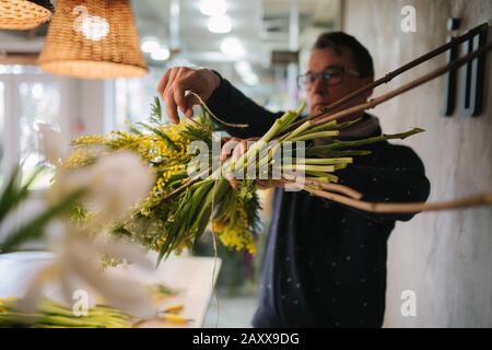 Fleuriste faire du bouquet pour des vacances. Entreprise de fleurs de famille. Belle composition de fleurs. Détails. Gros plan Banque D'Images