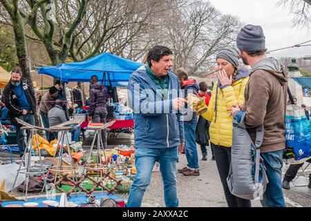 Le marché aux puces de Lisbonne (Feira da Ladra, Thieves's Market) vend toutes sortes d'articles depuis de nombreuses années. Banque D'Images