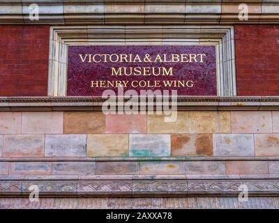 V&A Museum London - Sign for the Henry Cole Wing. L'aile porte le nom du premier directeur du Musée, Henry Cole Banque D'Images