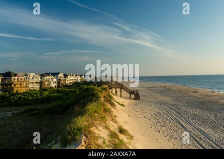 La ligne de dune longue bissecte les maisons de vacances et la plage, tôt le matin Banque D'Images