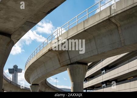 AirTrain surpasse avec la Tour de contrôle en arrière-plan à l'aéroport international John F. Kennedy, New York, États-Unis Banque D'Images