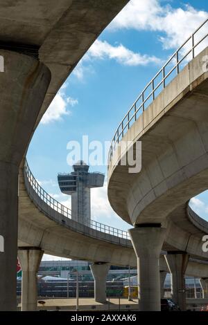 AirTrain surpasse avec la Tour de contrôle en arrière-plan à l'aéroport international John F. Kennedy, New York, États-Unis Banque D'Images