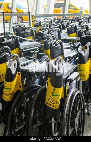 Fauteuils roulants disponibles à l'aéroport international JFK, New York, États-Unis Banque D'Images