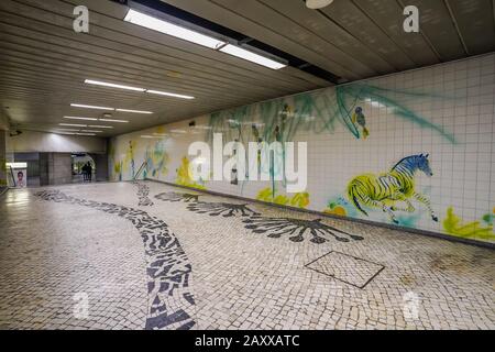 œuvres d'art à l'intérieur de la station de métro jardim zoologico lisboa Banque D'Images