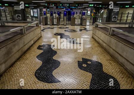 travaux d'art au sol à l'intérieur de la station de métro carnide lisboa Banque D'Images