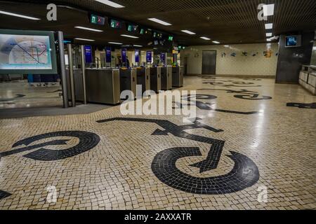 travaux d'art au sol à l'intérieur de la station de métro carnide lisboa Banque D'Images