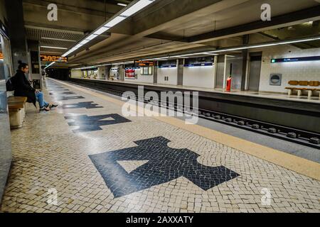 travaux d'art au sol à l'intérieur de la station de métro carnide lisboa Banque D'Images