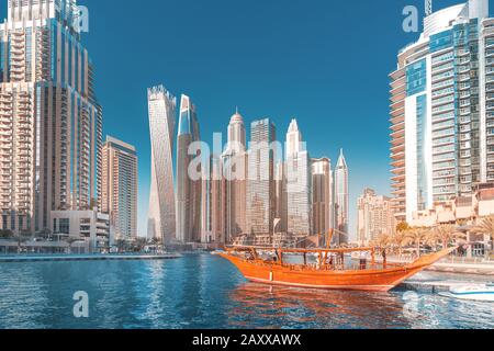 Vue panoramique sur le port de plaisance de dubaï et les gratte-ciel. Destinations touristiques et concept immobilier Banque D'Images
