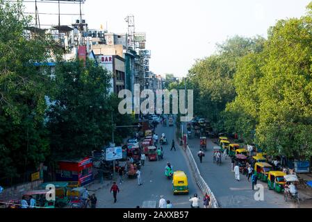 Intersection animée près de la gare de New Delhi avec un poste de police et de nombreux remorqueurs, rickshaws et autres moyens de transport Banque D'Images