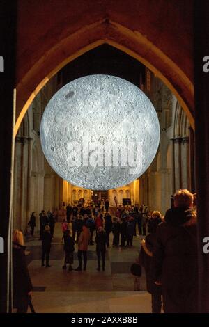 Rochester, Kent, Royaume-Uni. 13 février 2020. Le Musée de la Lune est une réplique sphérique incroyablement détaillée de 7 mètres de diamètre de la Lune par Luke Jerram - photographiée ce soir illuminée la nuit à l'intérieur de la cathédrale de Rochester, où elle est installée jusqu'au 4 mars. La cathédrale de Rochester a déjà suscité quelques controverses en installant un terrain de golf fou à l'intérieur de la cathédrale l'été dernier. La cathédrale de Rochester est la deuxième plus ancienne cathédrale d'Angleterre, fondée en 604. Crédit: James Bell/Alay Live News Banque D'Images