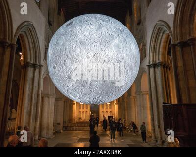 Rochester, Kent, Royaume-Uni. 13 février 2020. Le Musée de la Lune est une réplique sphérique incroyablement détaillée de 7 mètres de diamètre de la Lune par Luke Jerram - photographiée ce soir illuminée la nuit à l'intérieur de la cathédrale de Rochester, où elle est installée jusqu'au 4 mars. La cathédrale de Rochester a déjà suscité quelques controverses en installant un terrain de golf fou à l'intérieur de la cathédrale l'été dernier. La cathédrale de Rochester est la deuxième plus ancienne cathédrale d'Angleterre, fondée en 604. Crédit: James Bell/Alay Live News Banque D'Images