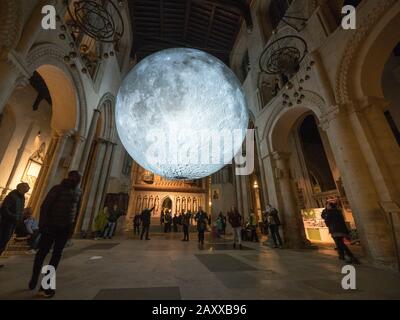 Rochester, Kent, Royaume-Uni. 13 février 2020. Le Musée de la Lune est une réplique sphérique incroyablement détaillée de 7 mètres de diamètre de la Lune par Luke Jerram - photographiée ce soir illuminée la nuit à l'intérieur de la cathédrale de Rochester, où elle est installée jusqu'au 4 mars. La cathédrale de Rochester a déjà suscité quelques controverses en installant un terrain de golf fou à l'intérieur de la cathédrale l'été dernier. La cathédrale de Rochester est la deuxième plus ancienne cathédrale d'Angleterre, fondée en 604. Crédit: James Bell/Alay Live News Banque D'Images