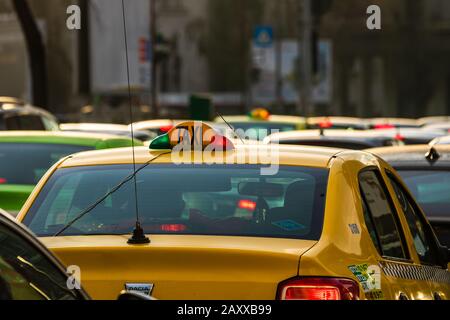 Le taxi dans la circulation à l'heure de pointe s'est arrêté au feu rouge. Pollution automobile, embouteillage le matin et le soir dans la capitale de Bucarest, Roumanie, 20 Banque D'Images