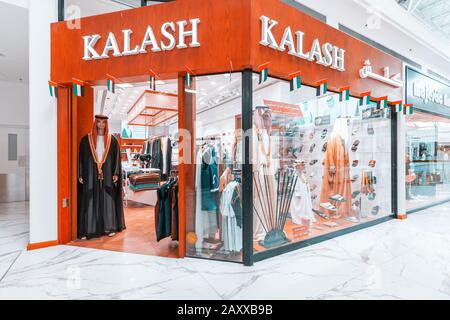 30 novembre 2019, Dubaï, Émirats arabes Unis : magasin de marque Kalash avec vêtements arabes traditionnels Banque D'Images