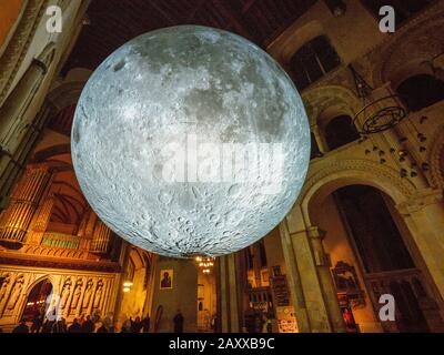 Rochester, Kent, Royaume-Uni. 13 février 2020. Le Musée de la Lune est une réplique sphérique incroyablement détaillée de 7 mètres de diamètre de la Lune par Luke Jerram - photographiée ce soir illuminée la nuit à l'intérieur de la cathédrale de Rochester, où elle est installée jusqu'au 4 mars. La cathédrale de Rochester a déjà suscité quelques controverses en installant un terrain de golf fou à l'intérieur de la cathédrale l'été dernier. La cathédrale de Rochester est la deuxième plus ancienne cathédrale d'Angleterre, fondée en 604. Crédit: James Bell/Alay Live News Banque D'Images