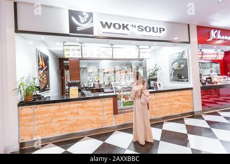 30 novembre 2019, Dubaï, Émirats arabes Unis : soupe et restaurant de restauration rapide wok asian dans le centre commercial Banque D'Images