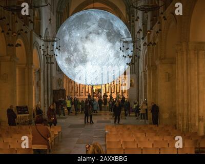 Rochester, Kent, Royaume-Uni. 13 février 2020. Le Musée de la Lune est une réplique sphérique incroyablement détaillée de 7 mètres de diamètre de la Lune par Luke Jerram - photographiée ce soir illuminée la nuit à l'intérieur de la cathédrale de Rochester, où elle est installée jusqu'au 4 mars. La cathédrale de Rochester a déjà suscité quelques controverses en installant un terrain de golf fou à l'intérieur de la cathédrale l'été dernier. La cathédrale de Rochester est la deuxième plus ancienne cathédrale d'Angleterre, fondée en 604. Crédit: James Bell/Alay Live News Banque D'Images