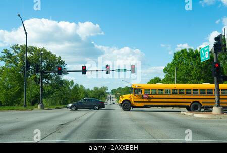 Les feux rouges à l'intersection de Kansas City avec bus scolaire attendant de tourner Banque D'Images