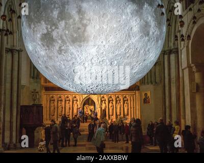 Rochester, Kent, Royaume-Uni. 13 février 2020. Le Musée de la Lune est une réplique sphérique incroyablement détaillée de 7 mètres de diamètre de la Lune par Luke Jerram - photographiée ce soir illuminée la nuit à l'intérieur de la cathédrale de Rochester, où elle est installée jusqu'au 4 mars. La cathédrale de Rochester a déjà suscité quelques controverses en installant un terrain de golf fou à l'intérieur de la cathédrale l'été dernier. La cathédrale de Rochester est la deuxième plus ancienne cathédrale d'Angleterre, fondée en 604. Crédit: James Bell/Alay Live News Banque D'Images