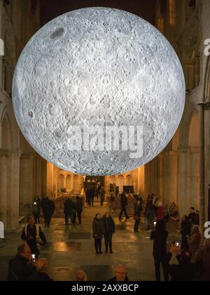 Rochester, Kent, Royaume-Uni. 13 février 2020. Le Musée de la Lune est une réplique sphérique incroyablement détaillée de 7 mètres de diamètre de la Lune par Luke Jerram - photographiée ce soir illuminée la nuit à l'intérieur de la cathédrale de Rochester, où elle est installée jusqu'au 4 mars. La cathédrale de Rochester a déjà suscité quelques controverses en installant un terrain de golf fou à l'intérieur de la cathédrale l'été dernier. La cathédrale de Rochester est la deuxième plus ancienne cathédrale d'Angleterre, fondée en 604. Crédit: James Bell/Alay Live News Banque D'Images