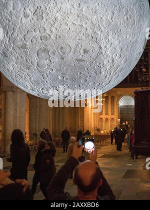 Rochester, Kent, Royaume-Uni. 13 février 2020. Le Musée de la Lune est une réplique sphérique incroyablement détaillée de 7 mètres de diamètre de la Lune par Luke Jerram - photographiée ce soir illuminée la nuit à l'intérieur de la cathédrale de Rochester, où elle est installée jusqu'au 4 mars. La cathédrale de Rochester a déjà suscité quelques controverses en installant un terrain de golf fou à l'intérieur de la cathédrale l'été dernier. La cathédrale de Rochester est la deuxième plus ancienne cathédrale d'Angleterre, fondée en 604. Crédit: James Bell/Alay Live News Banque D'Images