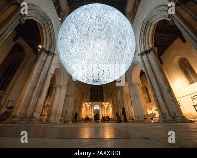 Rochester, Kent, Royaume-Uni. 13 février 2020. Le Musée de la Lune est une réplique sphérique incroyablement détaillée de 7 mètres de diamètre de la Lune par Luke Jerram - photographiée ce soir illuminée la nuit à l'intérieur de la cathédrale de Rochester, où elle est installée jusqu'au 4 mars. La cathédrale de Rochester a déjà suscité quelques controverses en installant un terrain de golf fou à l'intérieur de la cathédrale l'été dernier. La cathédrale de Rochester est la deuxième plus ancienne cathédrale d'Angleterre, fondée en 604. Crédit: James Bell/Alay Live News Banque D'Images