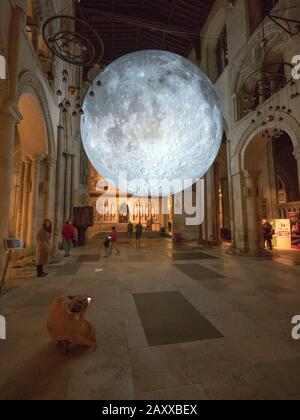 Rochester, Kent, Royaume-Uni. 13 février 2020. Le Musée de la Lune est une réplique sphérique incroyablement détaillée de 7 mètres de diamètre de la Lune par Luke Jerram - photographiée ce soir illuminée la nuit à l'intérieur de la cathédrale de Rochester, où elle est installée jusqu'au 4 mars. La cathédrale de Rochester a déjà suscité quelques controverses en installant un terrain de golf fou à l'intérieur de la cathédrale l'été dernier. La cathédrale de Rochester est la deuxième plus ancienne cathédrale d'Angleterre, fondée en 604. Crédit: James Bell/Alay Live News Banque D'Images