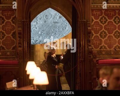 Rochester, Kent, Royaume-Uni. 13 février 2020. Le Musée de la Lune est une réplique sphérique incroyablement détaillée de 7 mètres de diamètre de la Lune par Luke Jerram - photographiée ce soir illuminée la nuit à l'intérieur de la cathédrale de Rochester, où elle est installée jusqu'au 4 mars. La cathédrale de Rochester a déjà suscité quelques controverses en installant un terrain de golf fou à l'intérieur de la cathédrale l'été dernier. La cathédrale de Rochester est la deuxième plus ancienne cathédrale d'Angleterre, fondée en 604. Crédit: James Bell/Alay Live News Banque D'Images