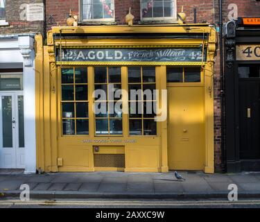 Londres, Royaume-Uni - 5 février 2020: Un beau magasin traditionnel et à l'ancienne, situé dans la région de Spitalfields à Londres, au Royaume-Uni. Banque D'Images