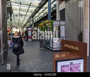 Londres, Royaume-Uni - 5 février 2020: Une des entrées dans le marché historique de Spitalfields à Londres, Royaume-Uni. Le marché a commencé à fonctionner au XVIIe siècle. Banque D'Images