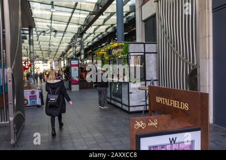 Londres, Royaume-Uni - 5 février 2020: Une des entrées dans le marché historique de Spitalfields à Londres, Royaume-Uni. Le marché a commencé à fonctionner au XVIIe siècle. Banque D'Images