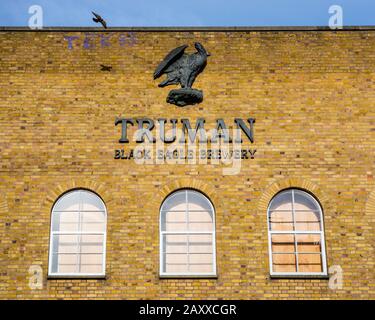 Londres, Royaume-Uni - 5 février 2020: Un panneau sur la façade de la brasserie Truman Black Eagle, située sur Brick Lane dans le East End de Londres, Royaume-Uni. Banque D'Images