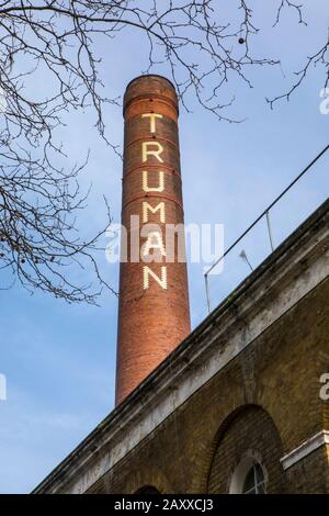 Londres, Royaume-Uni - 5 février 2020: Une ancienne cheminée qui marque l'emplacement de l'historique Truman Brewery sur Brick Lane dans le East End de Londres, Royaume-Uni. Banque D'Images