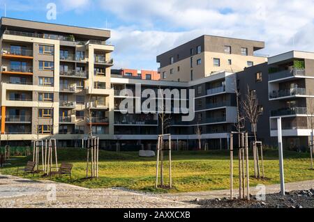 CUKROVAR MODRANY, PRAGUE 12, RÉPUBLIQUE TCHÈQUE - 3 FÉVRIER 2020: Nouveau complexe d'appartements pour les familles avec zone de parc Banque D'Images