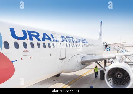 1er décembre 2019, Dubaï, Émirats arabes Unis : embarquement des passagers sur un avion Ural Airlines Banque D'Images