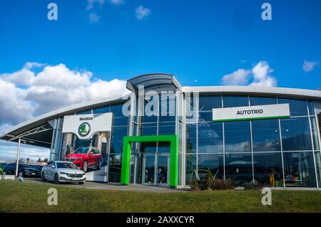 CUKROVAR MODRANY, PRAGUE 12, RÉPUBLIQUE TCHÈQUE - 3 FÉVRIER 2020: Façade en verre de la concession Skoda le jour ensoleillé Banque D'Images