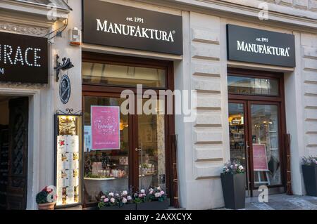 Vieille VILLE, PRAGUE, RÉPUBLIQUE TCHÈQUE - 4 FÉVRIER 2020: Façade rustique Manufaktura boutique avec des décorations de la Saint Valentin dans la ville Banque D'Images